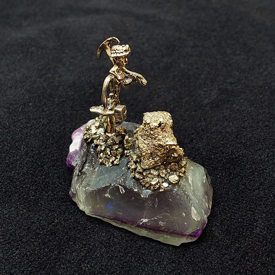02_pyrite on fluorite